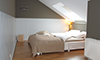 CST: Slaapkamer met dubbel bed, commode & douchekamer